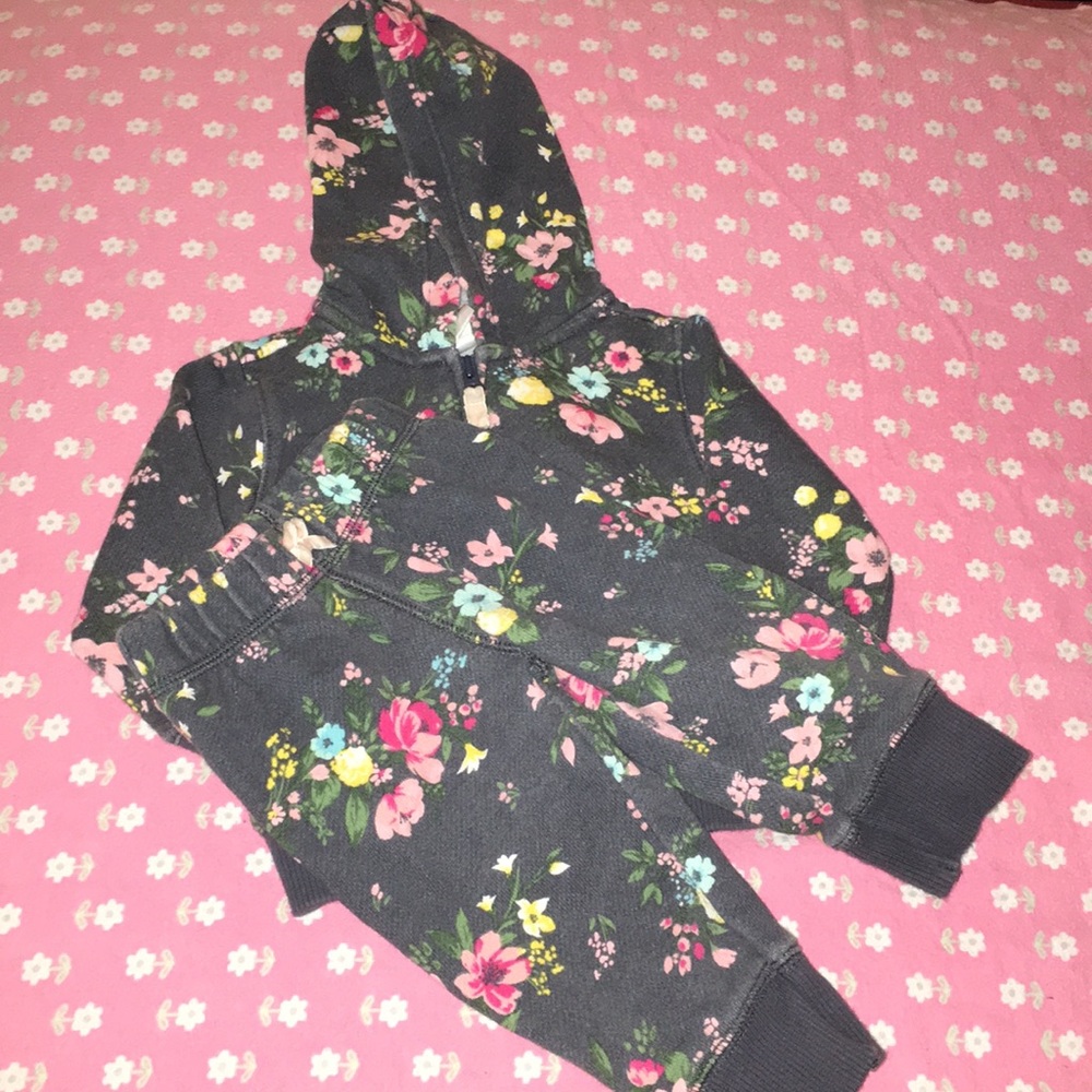 3/$25 ⭐️ 👶🏽 Carters sweatsuit 👶🏽